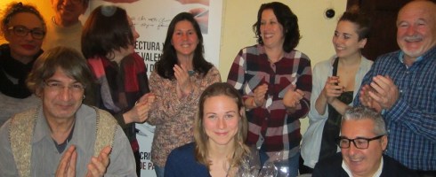 Compañeros y colaboradores de los talleres de escritura de LIBRO, VUELA LIBRE en Valencia celebrando el triunfo de Sofía en estos torneos