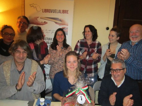 Compañeros y colaboradores de los talleres de escritura de LIBRO, VUELA LIBRE en Valencia celebrando el triunfo de Sofía en estos torneos