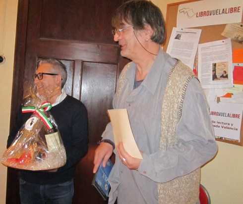 Imagen del periodista y escritor Jimmy Entraigües y de Vicente Hercules Code antes de la entrega de premios