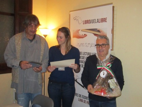 Sofía Ramos Antón recibiendo sus premios y su certificado en los talleres de escritura creativa en Valencia de LIBRO, VUELA LIBRE