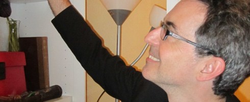 El escritor Álex R. Bruce depositando un ejemplar de su novela en la biblioteca de nuestro taller de escritura en Valencia