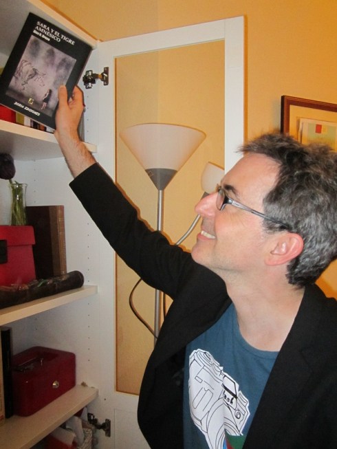 El escritor Álex R. Bruce depositando un ejemplar de su novela en la biblioteca de nuestro taller de escritura en Valencia