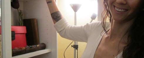 Ana Cervantes en la biblioteca de talentos de los talleres literarios de LIBRO, VUELA LIBRE en Valencia