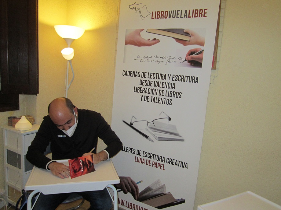 Sergio Vilanova Maturana firmando uno de los ejemplares de su poemario "Deseo" en el taller de escritura online y presencial de LIBRO VUELA LIBRE en Valencia