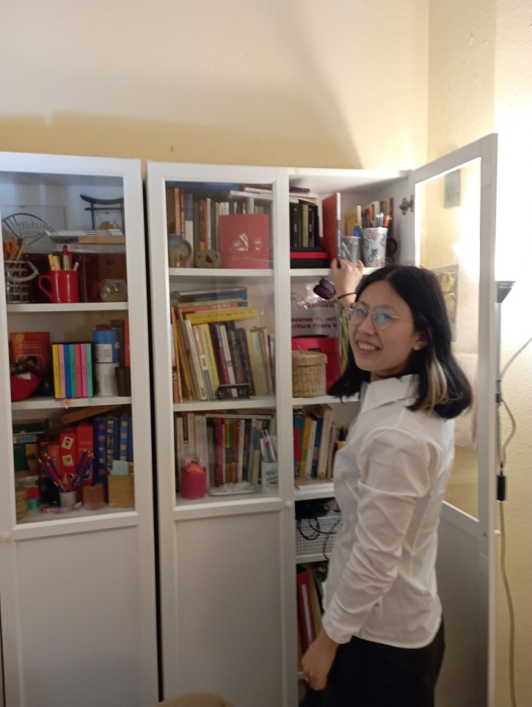 Paloma Chen aportando uno de los ejemplares de su antología a la biblioteca de talentos de LIBRO VUELA LIBRE