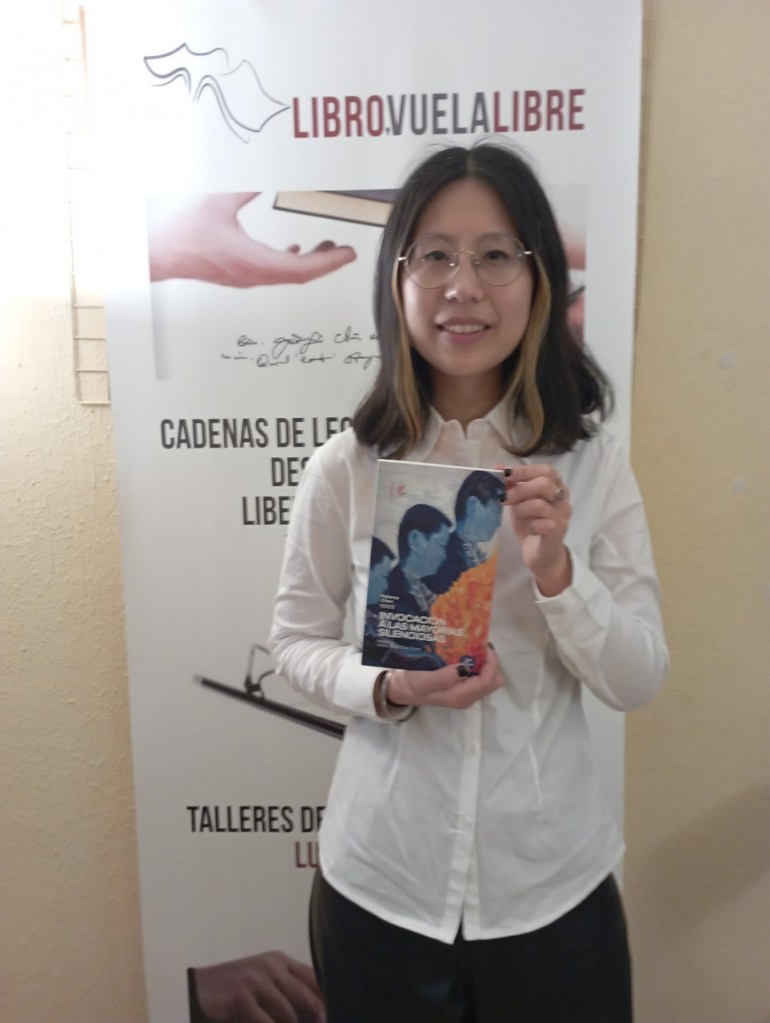 Paloma Chen presentando su antología poética Invocación a las mayorías silenciosas en los talleres literarios de LIBRO VUELA LIBRE