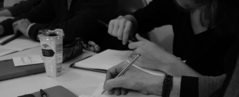 Personajes cargados de sombra en el taller de escritura creativa de Libro Vuela Libre en Valencia