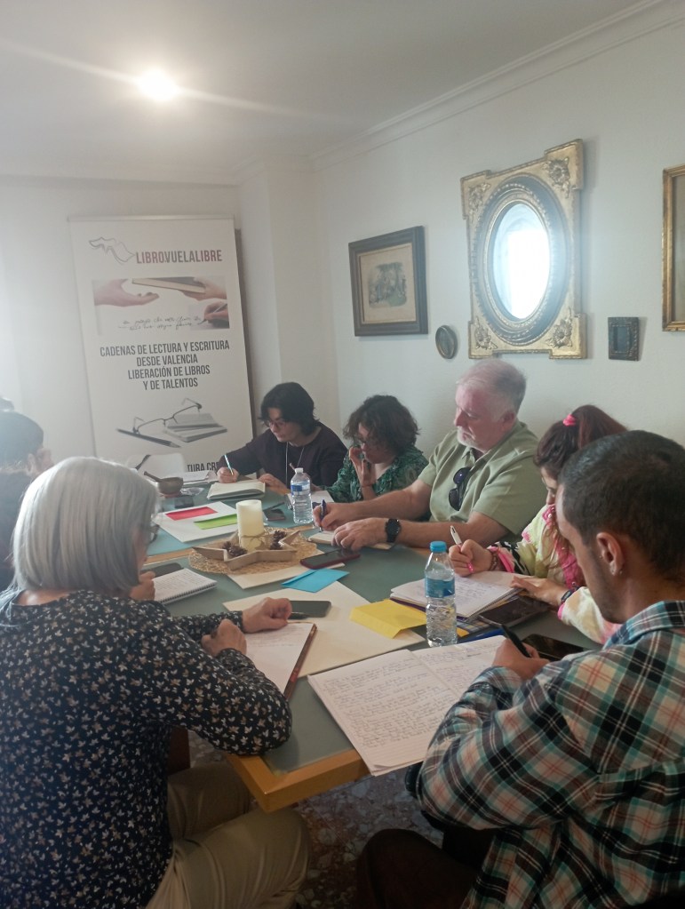 Escritores en formación de los talleres de escritura creativa en Valencia de LIBRO VUELA LIBRE escribiendo 