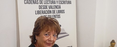 Ana Rosa Jiménez firmando ejemplares de su bigrafía
