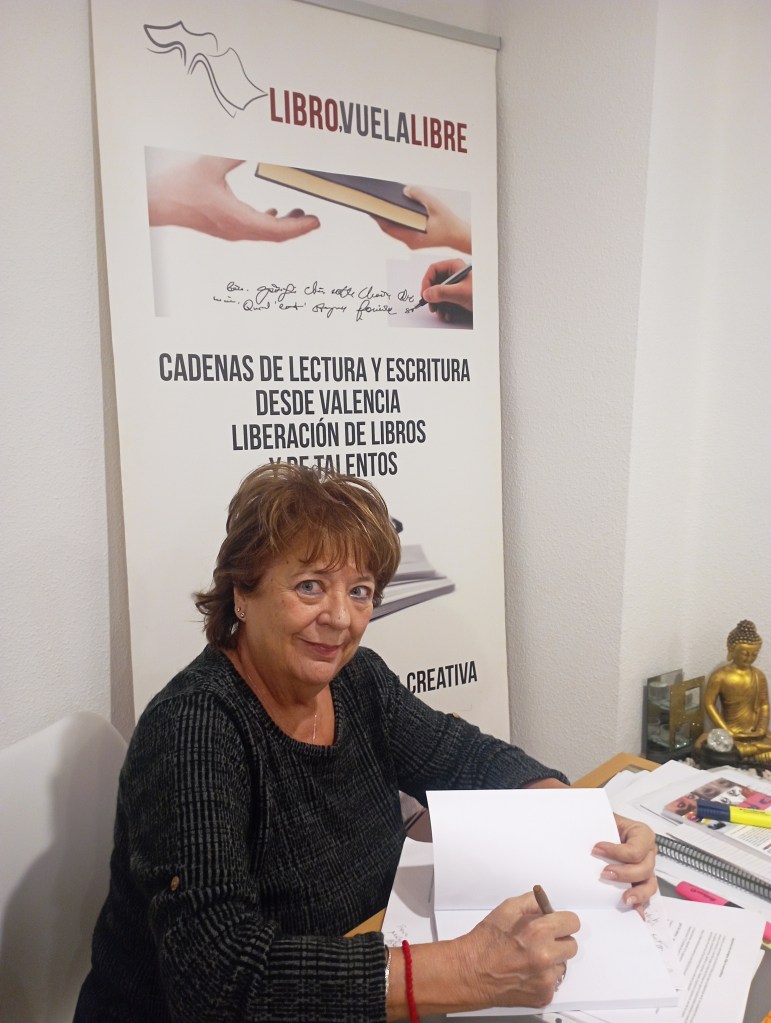Ana Rosa firmando su autobiografía, "Sabor a guayaba"