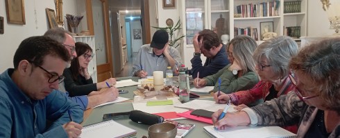 escritores del taller literario en Valencia de Libro Vuela Libre en una de las sesiones presenciales sobre emociones literarias