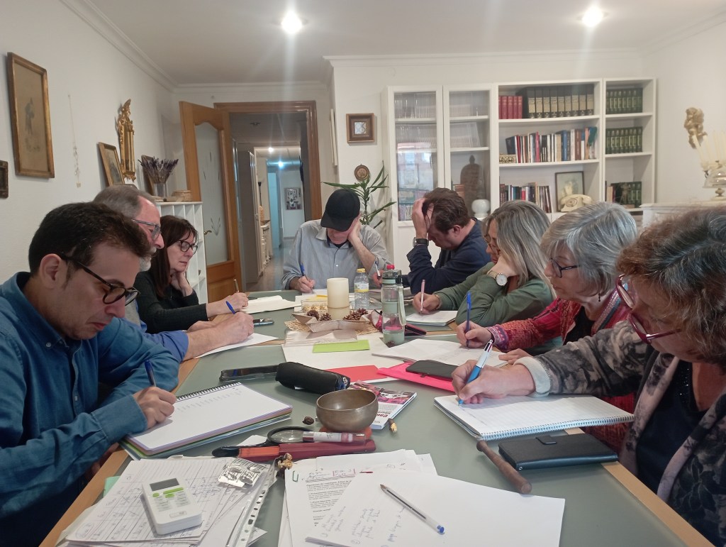 Autores en formación de los talleres de escrituva creativa en Valencia adscritos a Libro Vuela Libre adentrándose en el complejo mundo de las emociones literarias