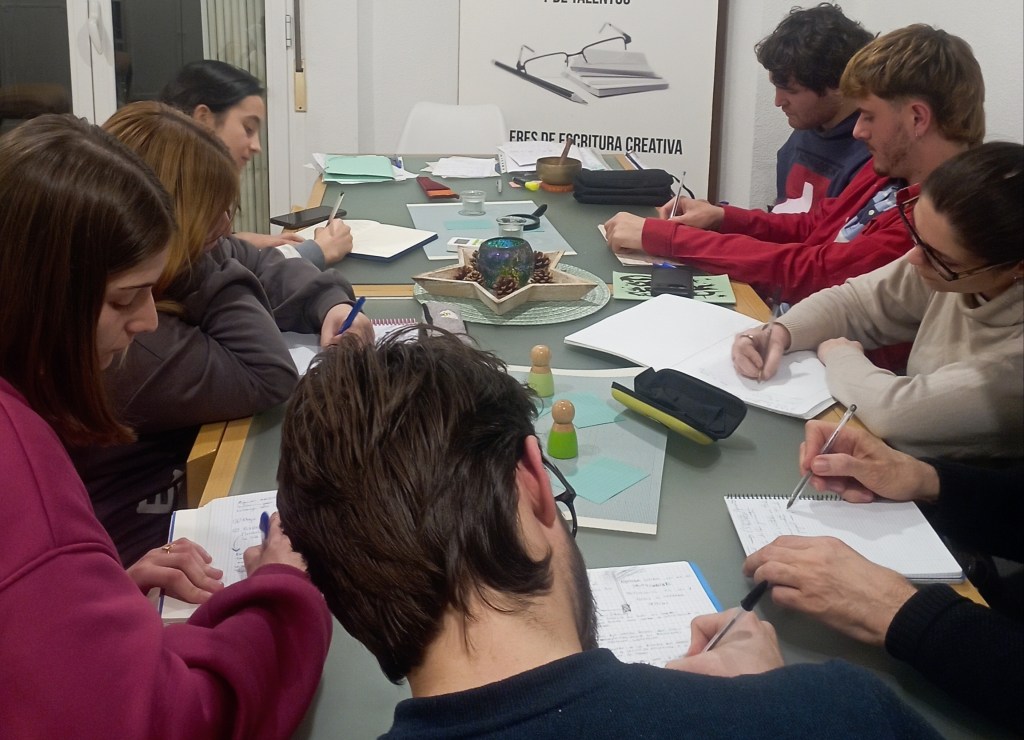 Alumnos de los talleres literarios en Valencia de Espaciocrea inspirados por los retos de escritura