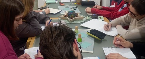 autores en formación de los talleres literarios de Espaciocrea en Valencia inspirándose con los retos de escritura en curso