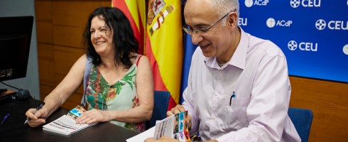 Eduardo Cortés Nadal y Olga Arocas Expósito, dos de los 46 autores seleccionados en esta edición, firmando la antología Cada mirada es única 2026 de los talleres de escritura creativa de Libro Vuela Libre en Valencia