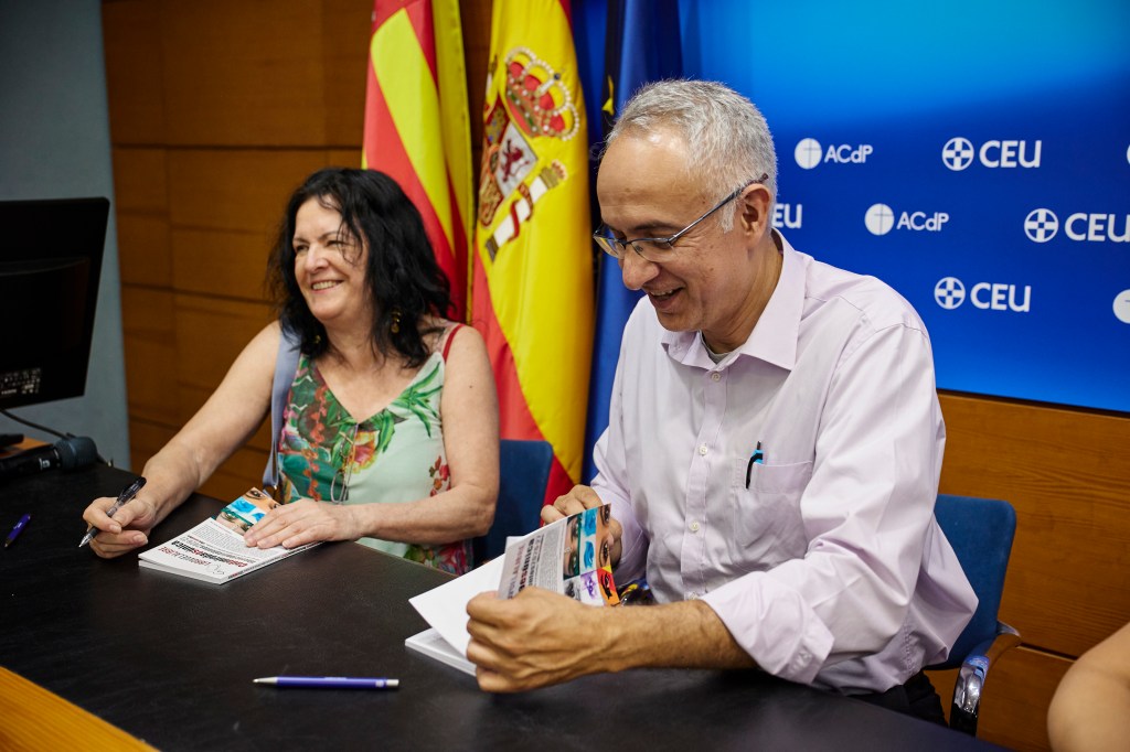 Dos de los los 46 autores liberados en esta edición firmando ejemplares de la antología de los talleres de escritura creativa de Libro Vuela Libre