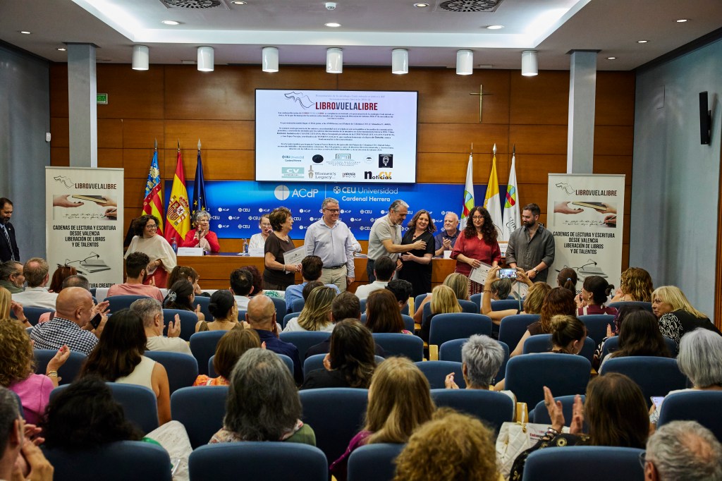 La directora de los talleres de escritura de Libro Vuela Libre, Aurora Luna, con autores premiados en los torneos literarios de la iniciativa en otro momento de la presentación