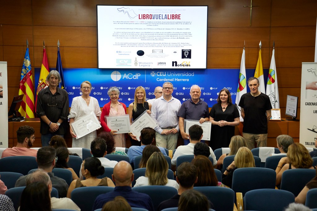 Representantes en Valencia del hermanamiento literario de Libro Vuela libre con Lituania en otro momento de la presentación