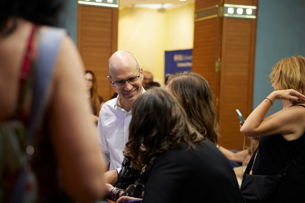Pau Gil Cortés, mediador cultural de Libro Vuela Libre, en otro momento del acto de presentación de la antología Cada mirada es única y del hermanamiento de Libro Vuela Libre con Lituania