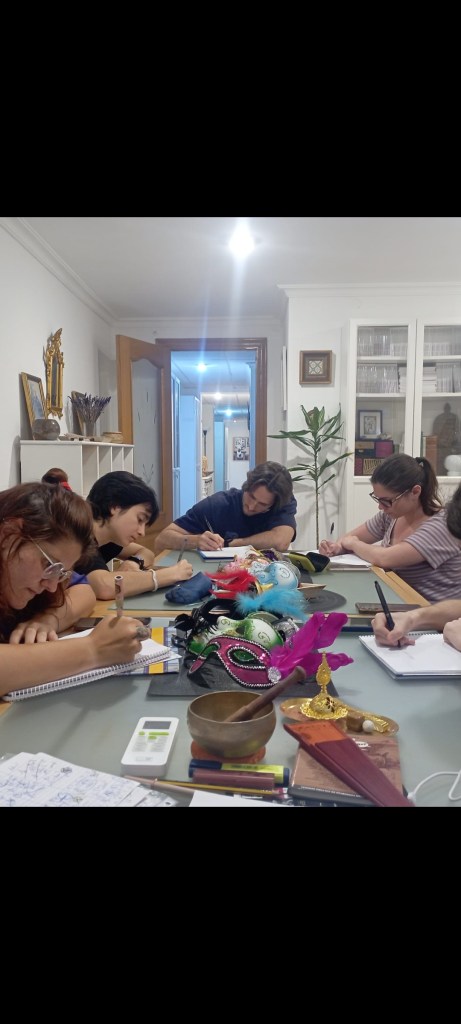 Escritores valencianos disfrutando de una de las sesiones formativas de los tallleres de escritura creativa de Valencia Espaciocrea 